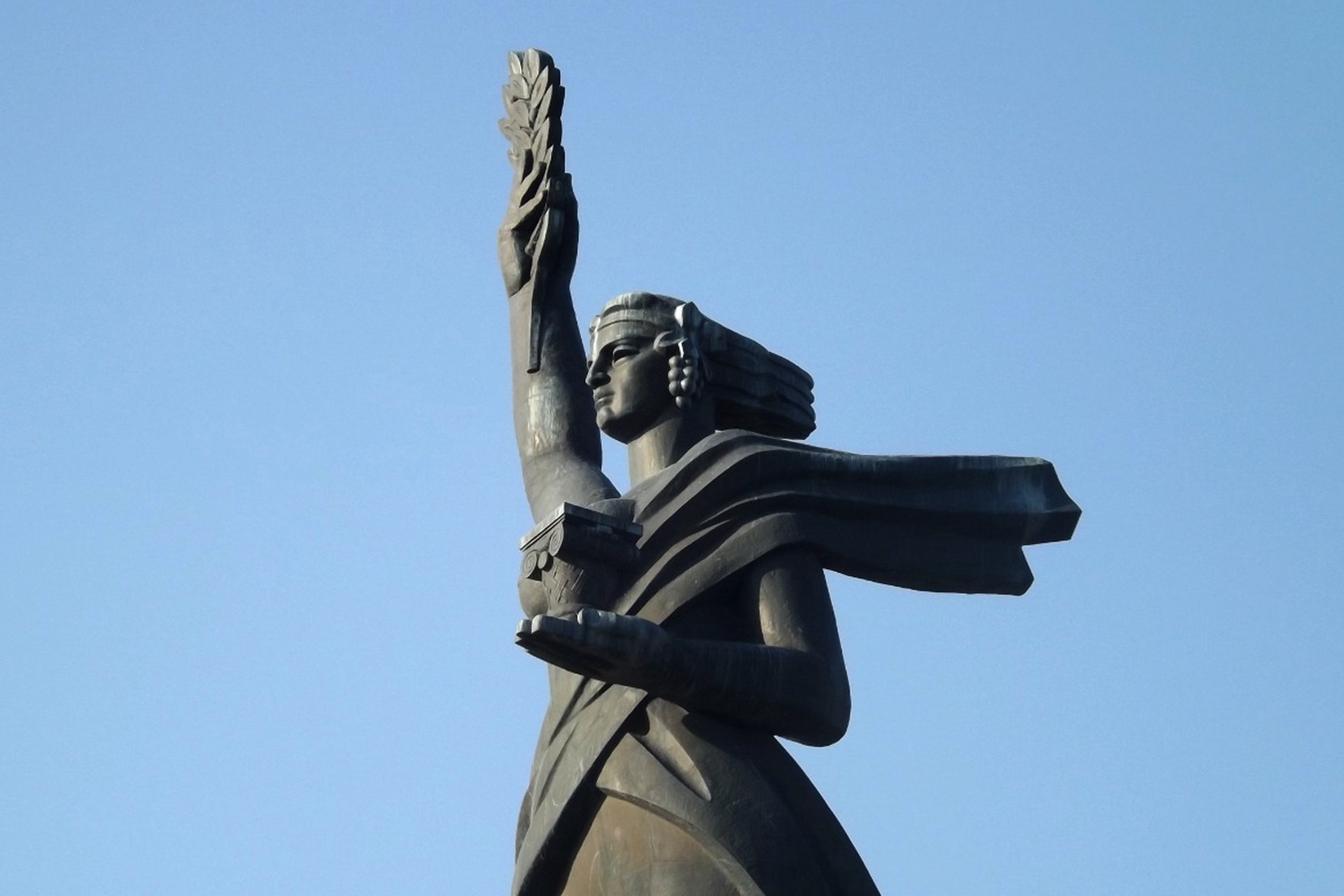 Российское посольство осудило осквернение военного мемориала в Гюмри