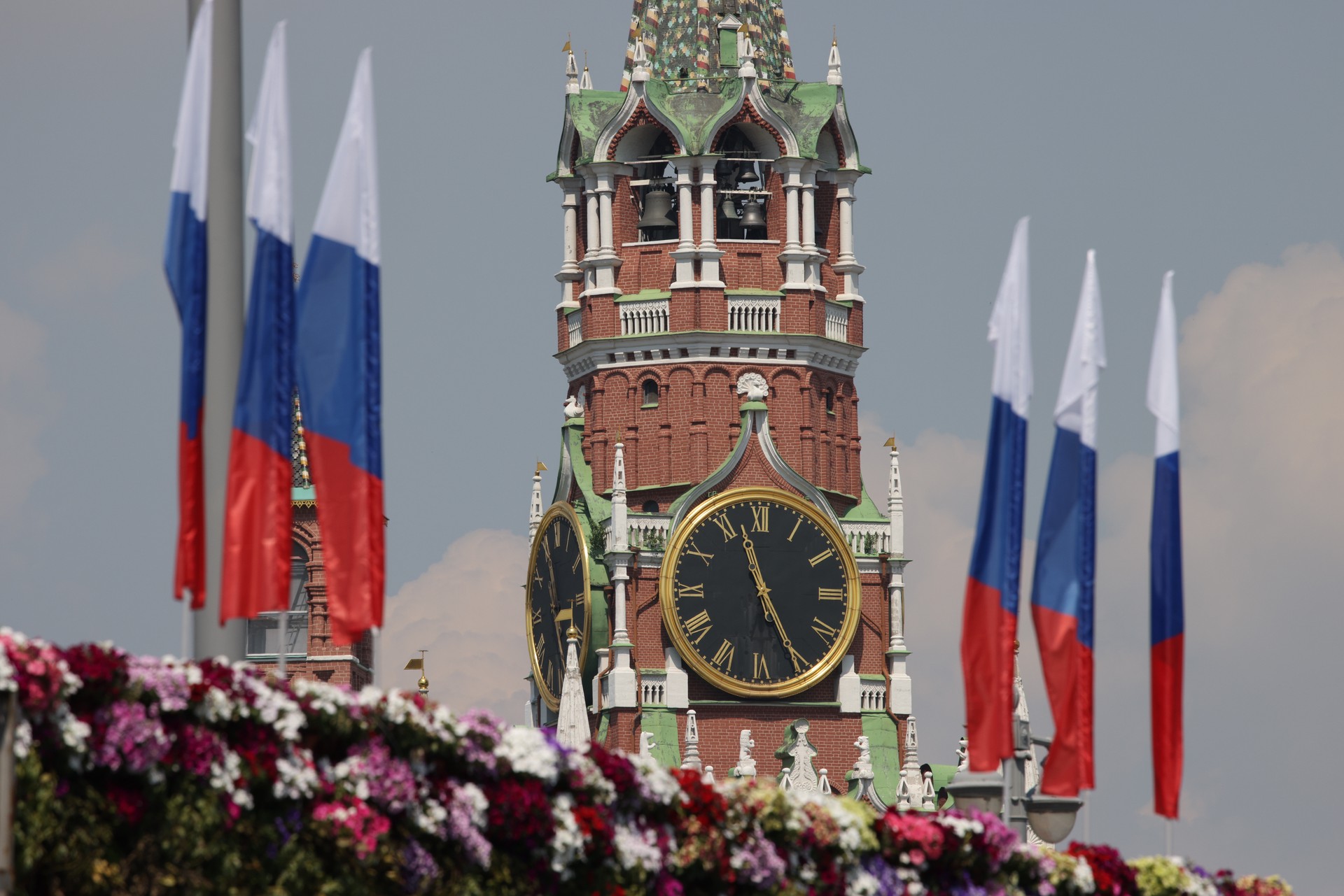 Путин наградил в День России Москалькову, Кончаловского и Садовничего