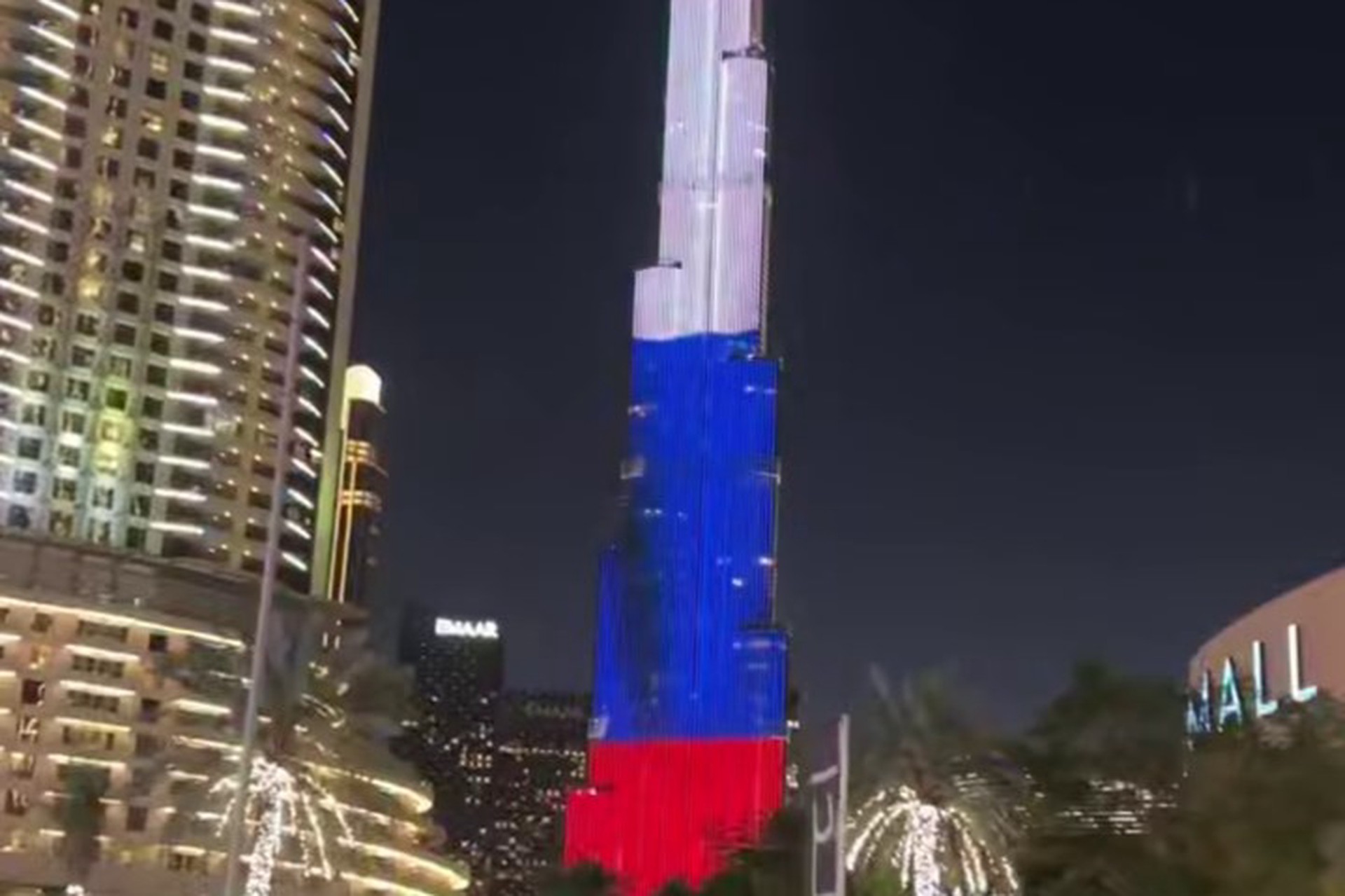 Высочайшая башня мира засияла триколором