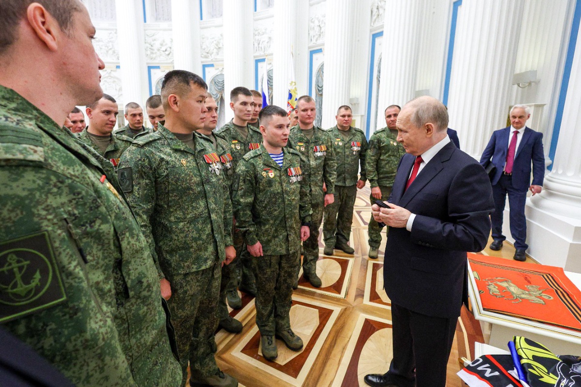 Путину подарили шевроны из зоны СВО