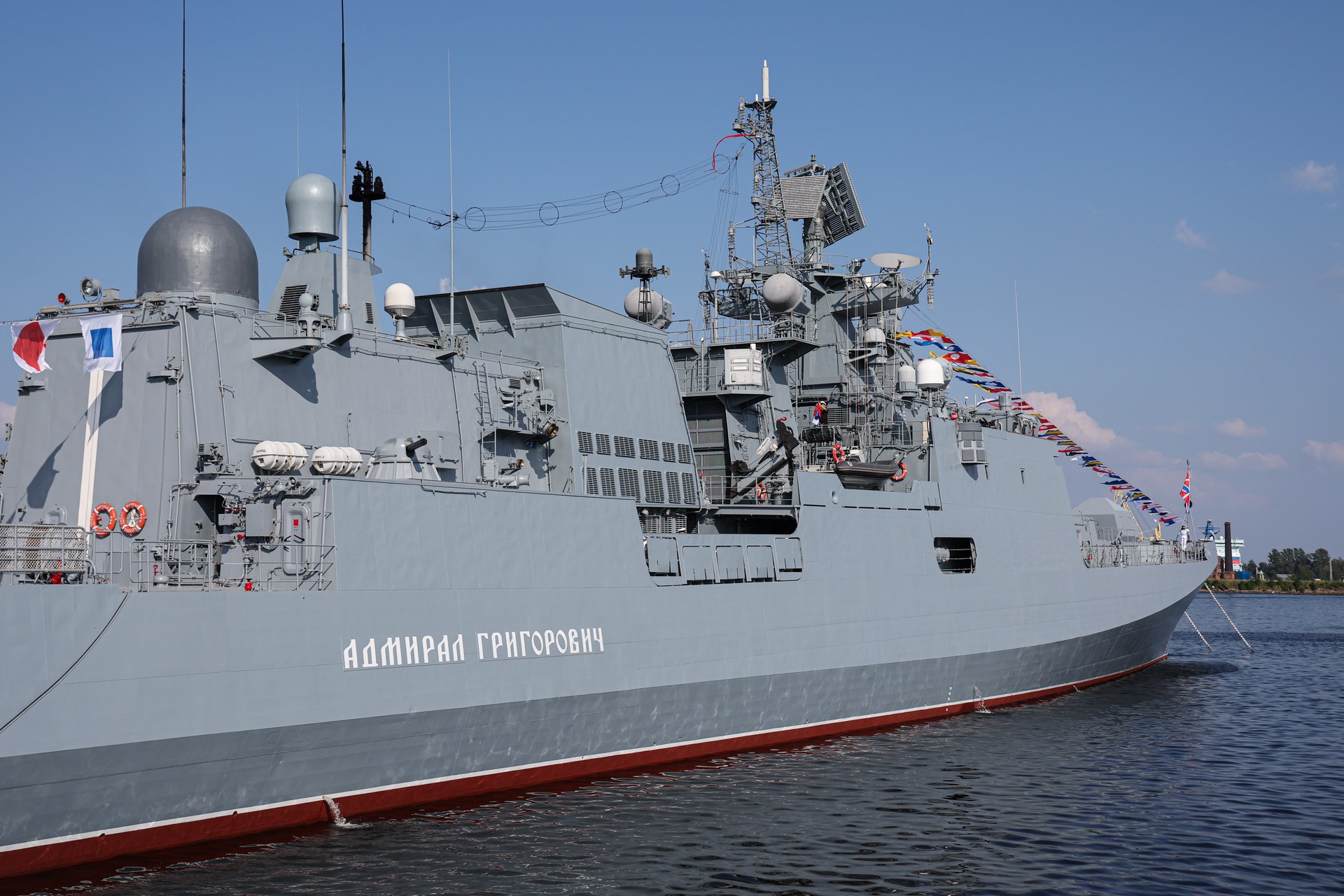 Российский фрегат сделал предупредительный выстрел рядом с британской яхтой