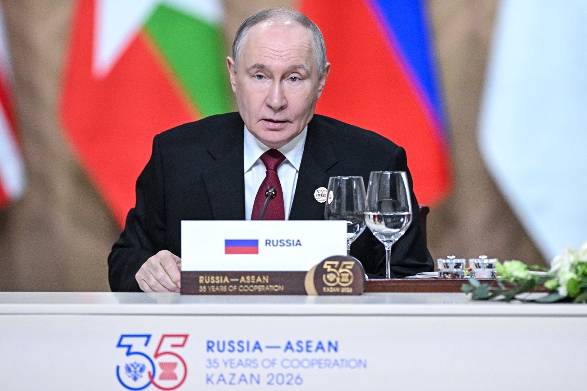 Сделка США с Ираном, война с долларом: главные заявления Путина на саммите АСЕАН