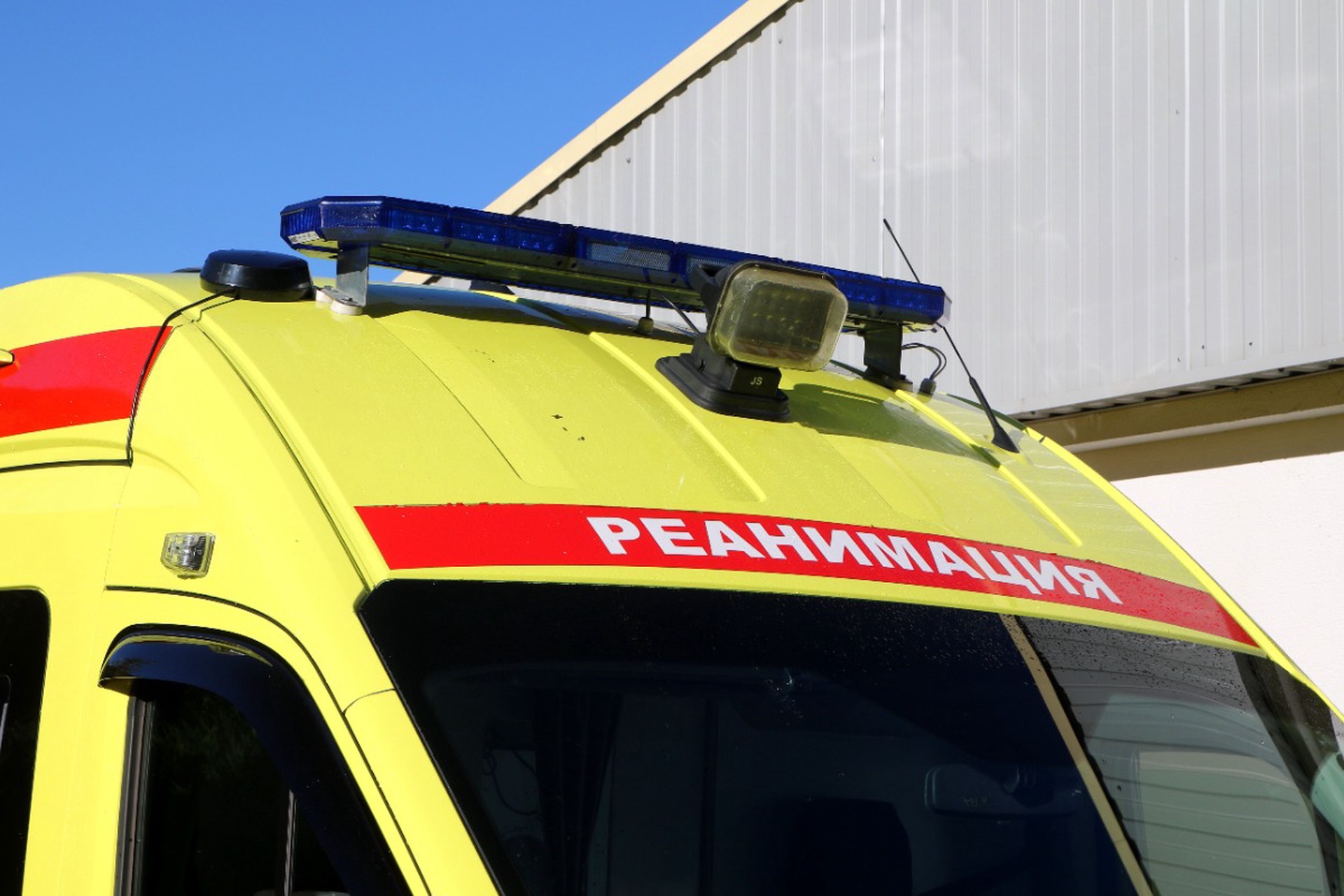 Ребенок выпал из окна в российском городе