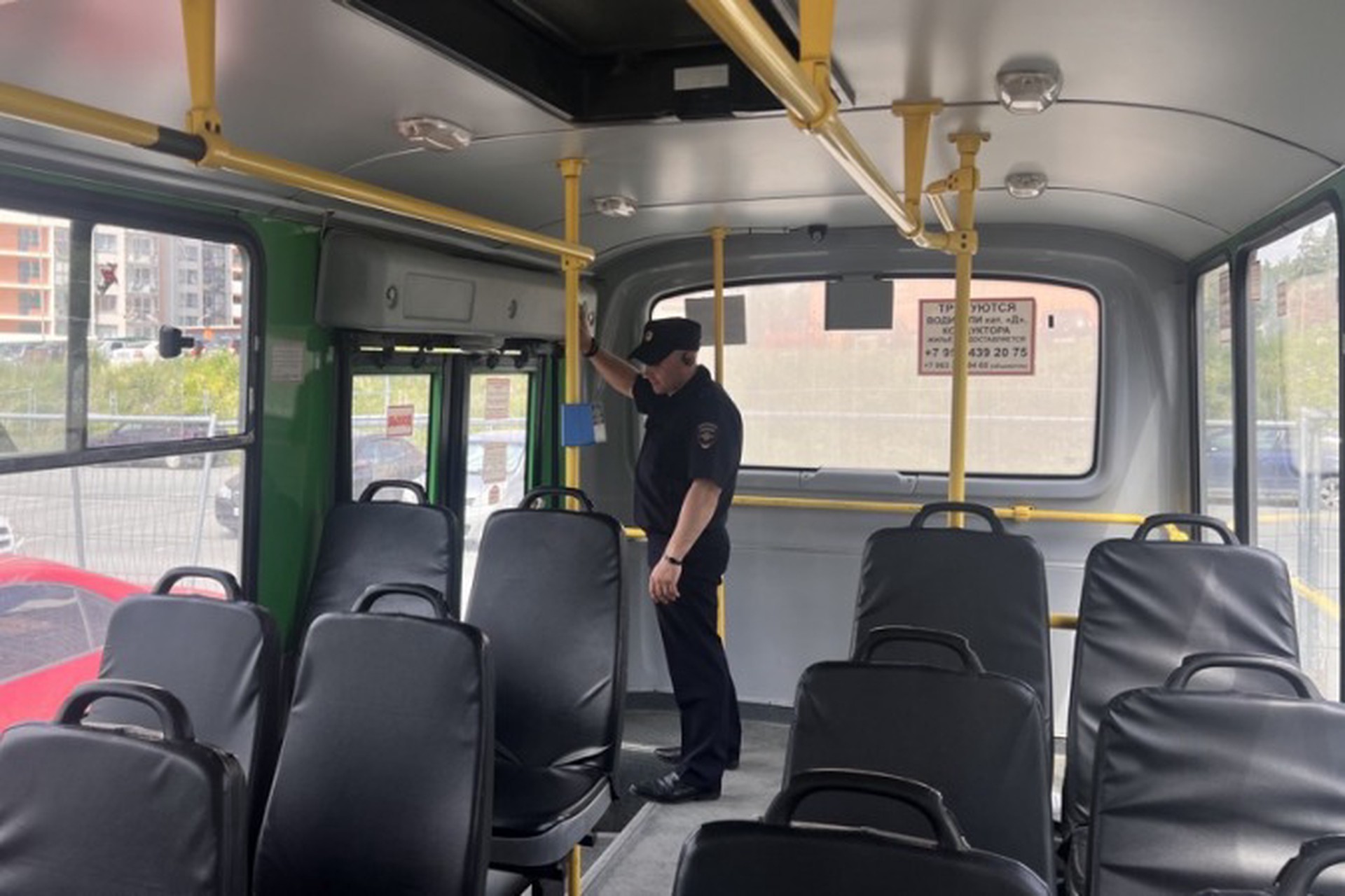 В Екатеринбурге неизвестные обстреляли два автобуса