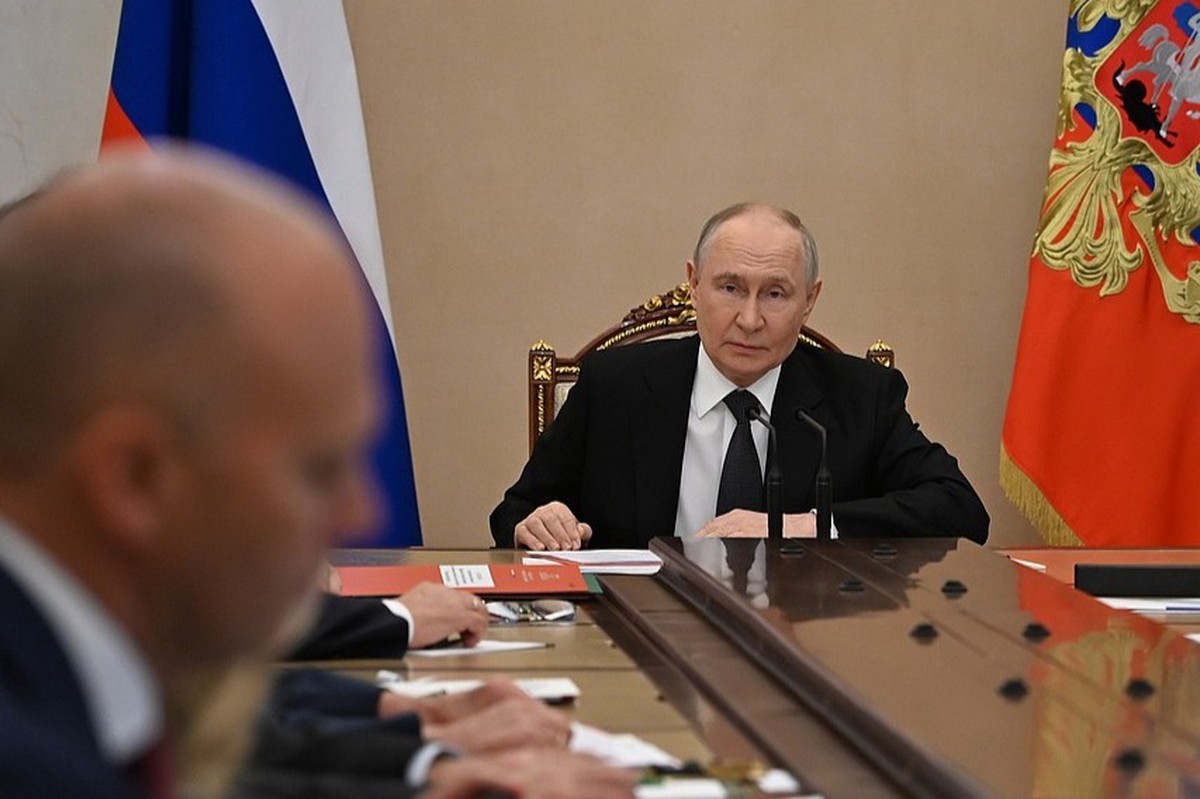 На совещании Путина с Совбезом заметили шесть загадочных папок
