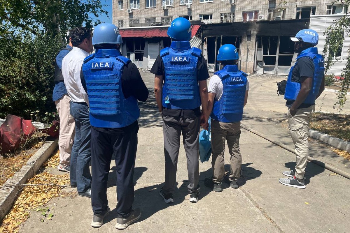 Экспертам МАГАТЭ показали разрушенную пожарную часть в Энергодаре
