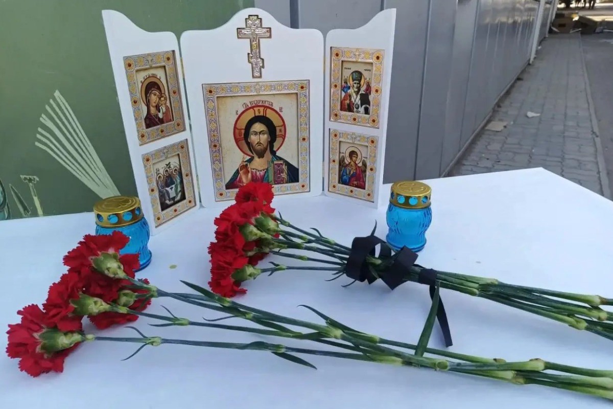 Народный мемориал появился в Токмаке после удара ВСУ по рынку
