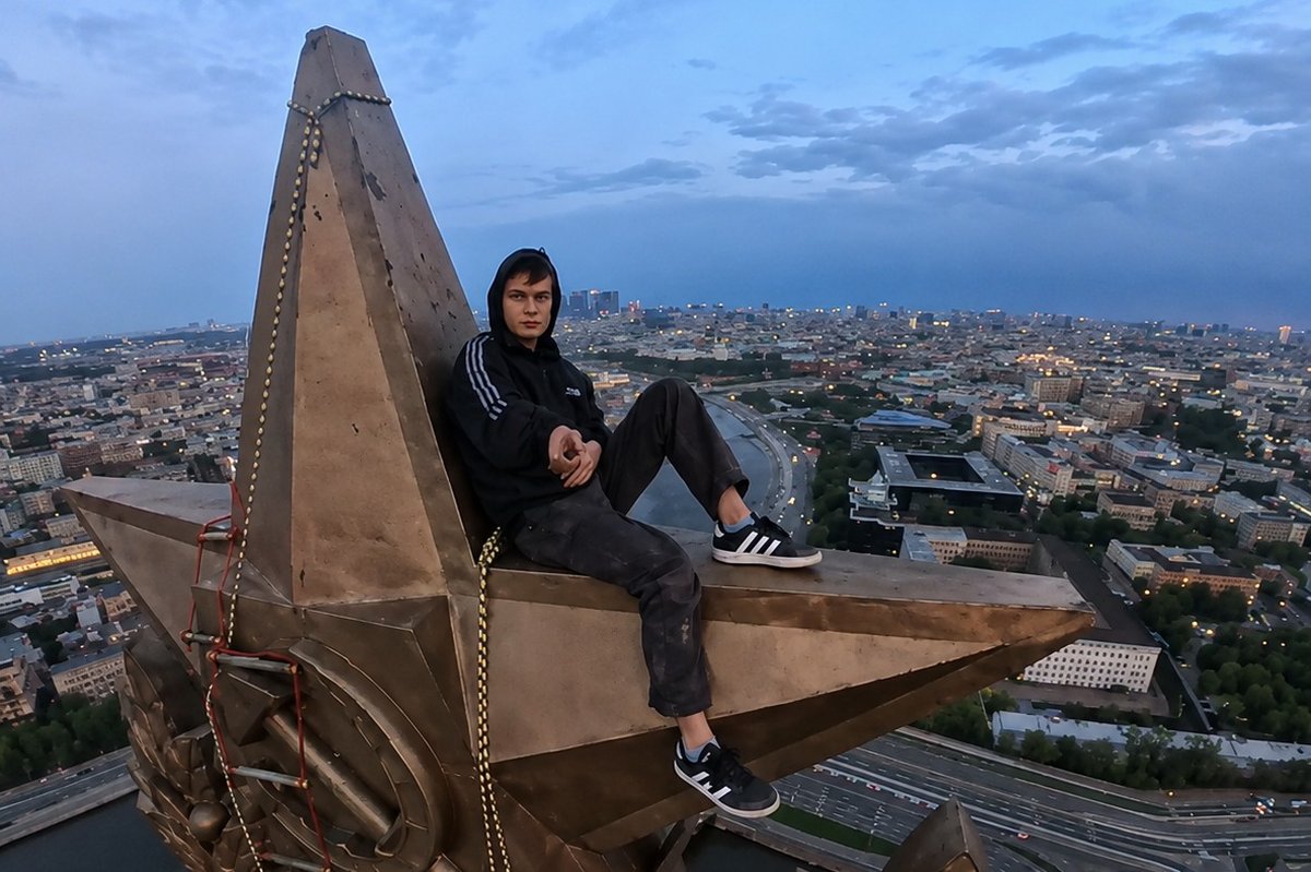 Руфер залез на звезду сталинской высотки на Котельнической