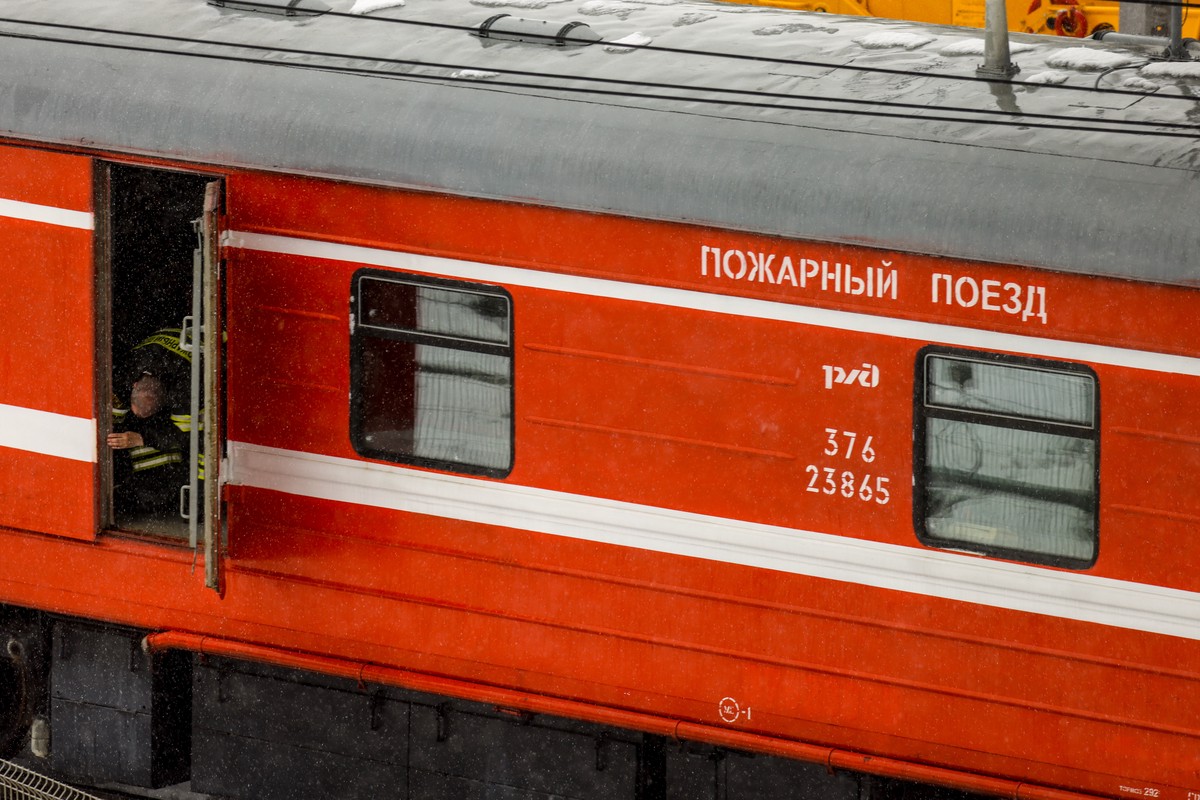 Пожарный поезд прибыл к месту тушения пожара в Таганроге