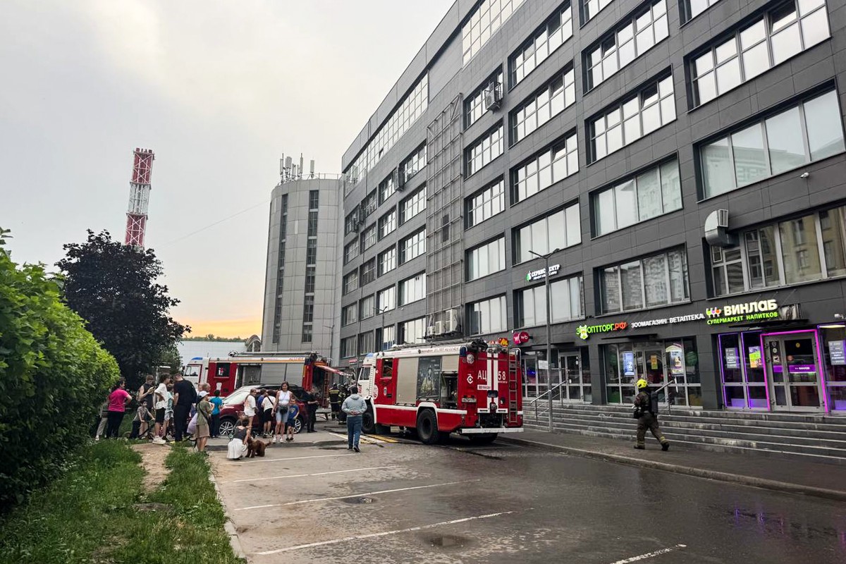 Красногорский ТЦ охватил мощный пожар