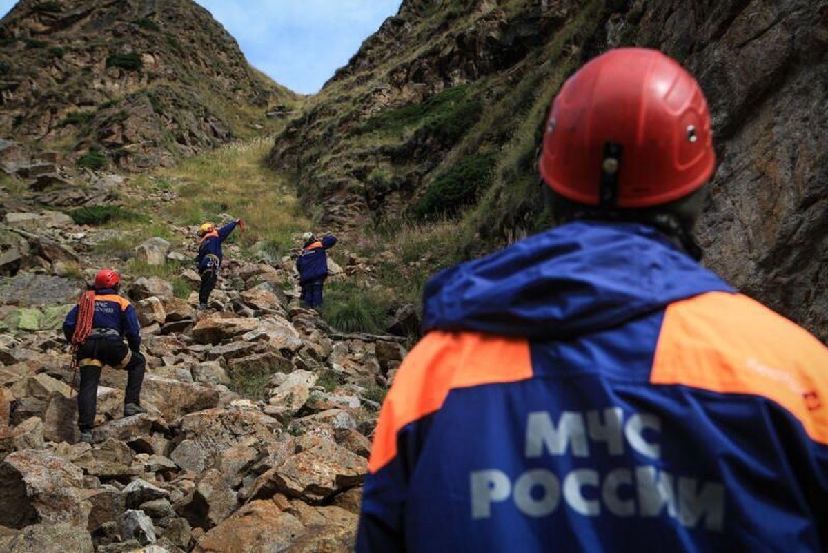 Спасатели не смогли вытащить тело погибшего альпиниста в горах КБР