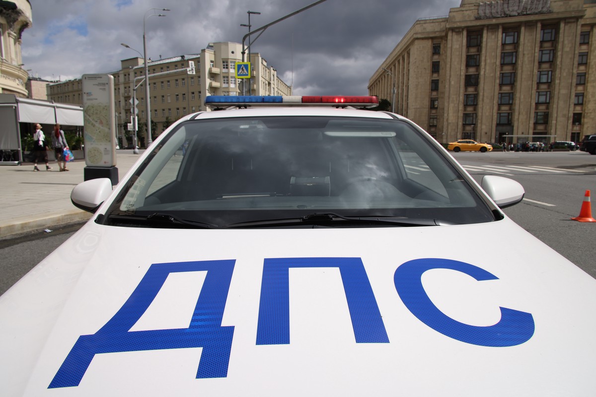 Человек погиб в ДТП с такси и автобусом в Москве
