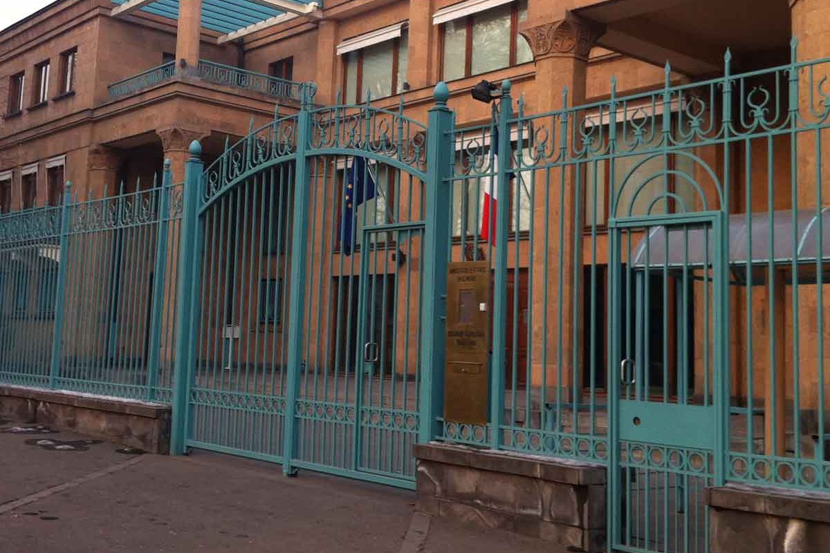 На приеме в посольстве Франции в Ереване отравились гости