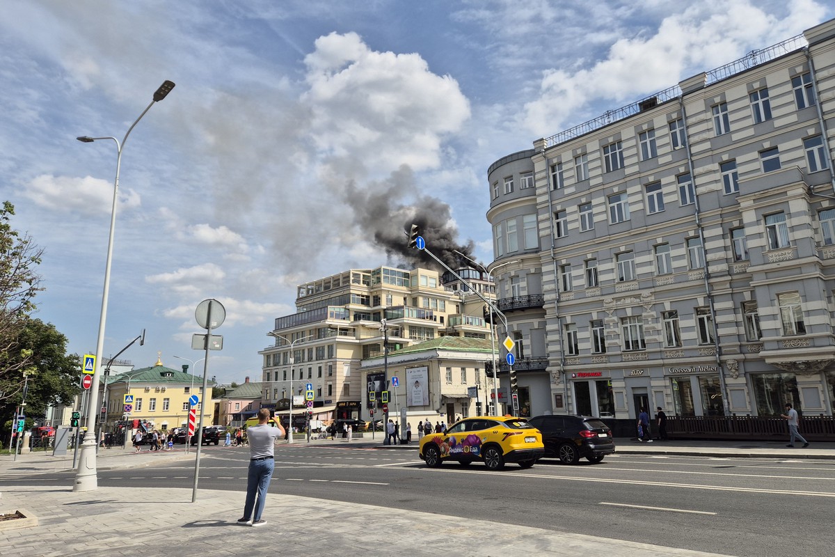 Мощный пожар разгорелся в элитном ЖК в Москве