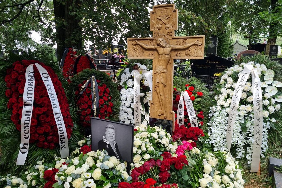 Стало известно, почему вдову Маслякова тайно похоронили отдельно от мужа