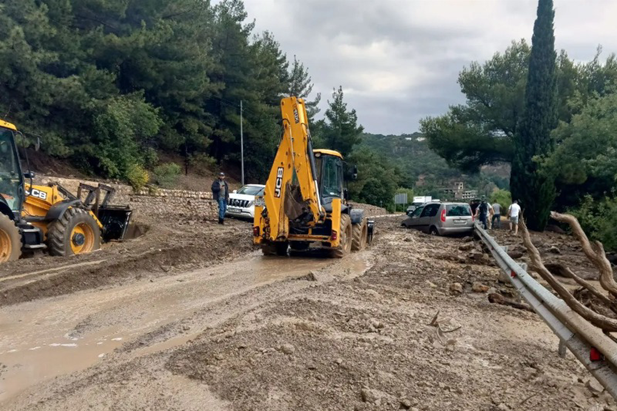 Сель заблокировал трассу в Крыму