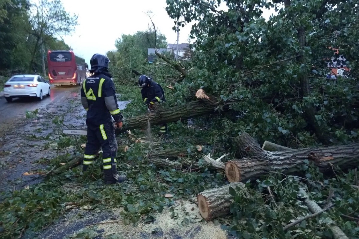 Десятки человек уже пострадали из-за урагана в Ростове-на-Дону