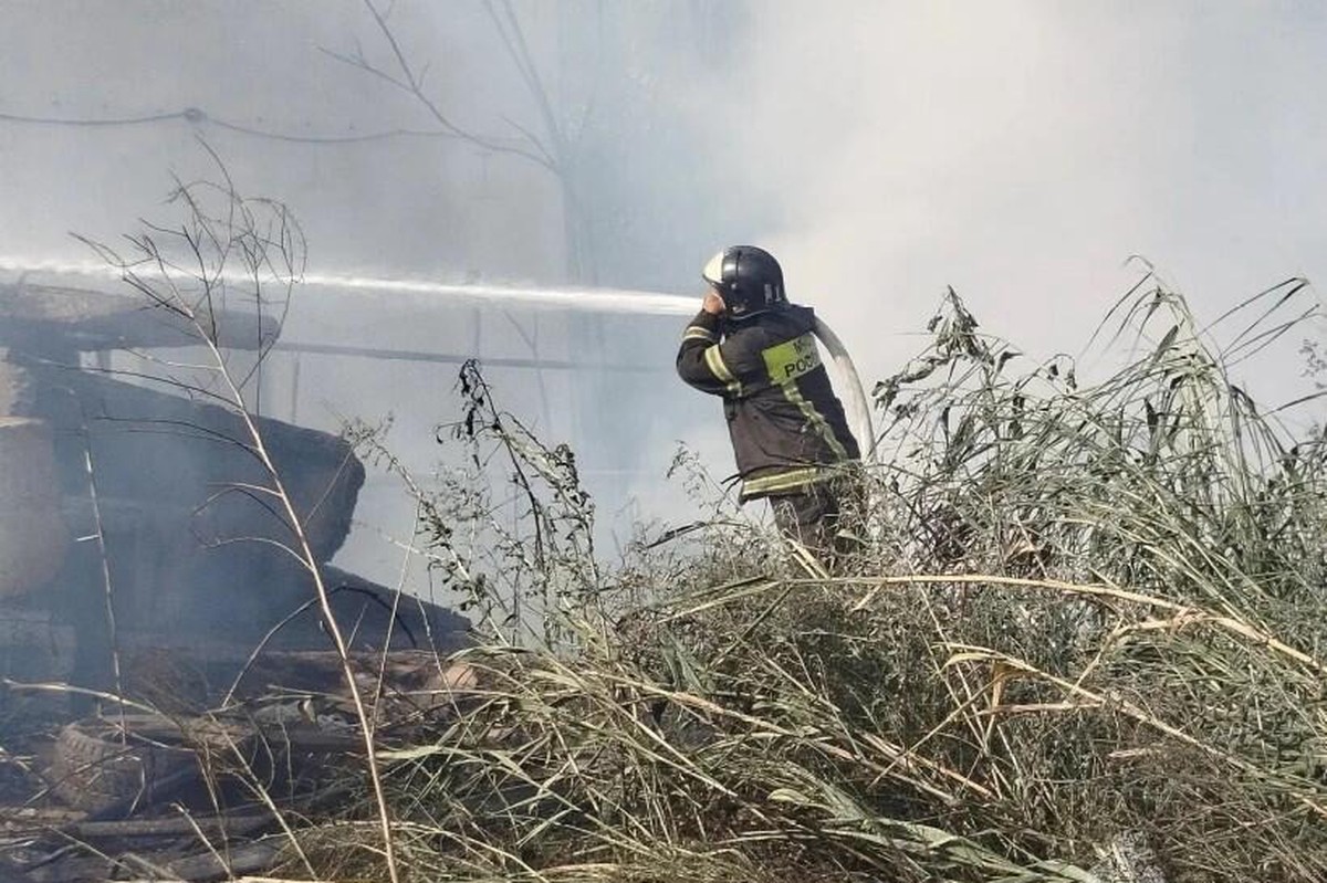 Огонь уничтожает жилые дома в Астраханской области