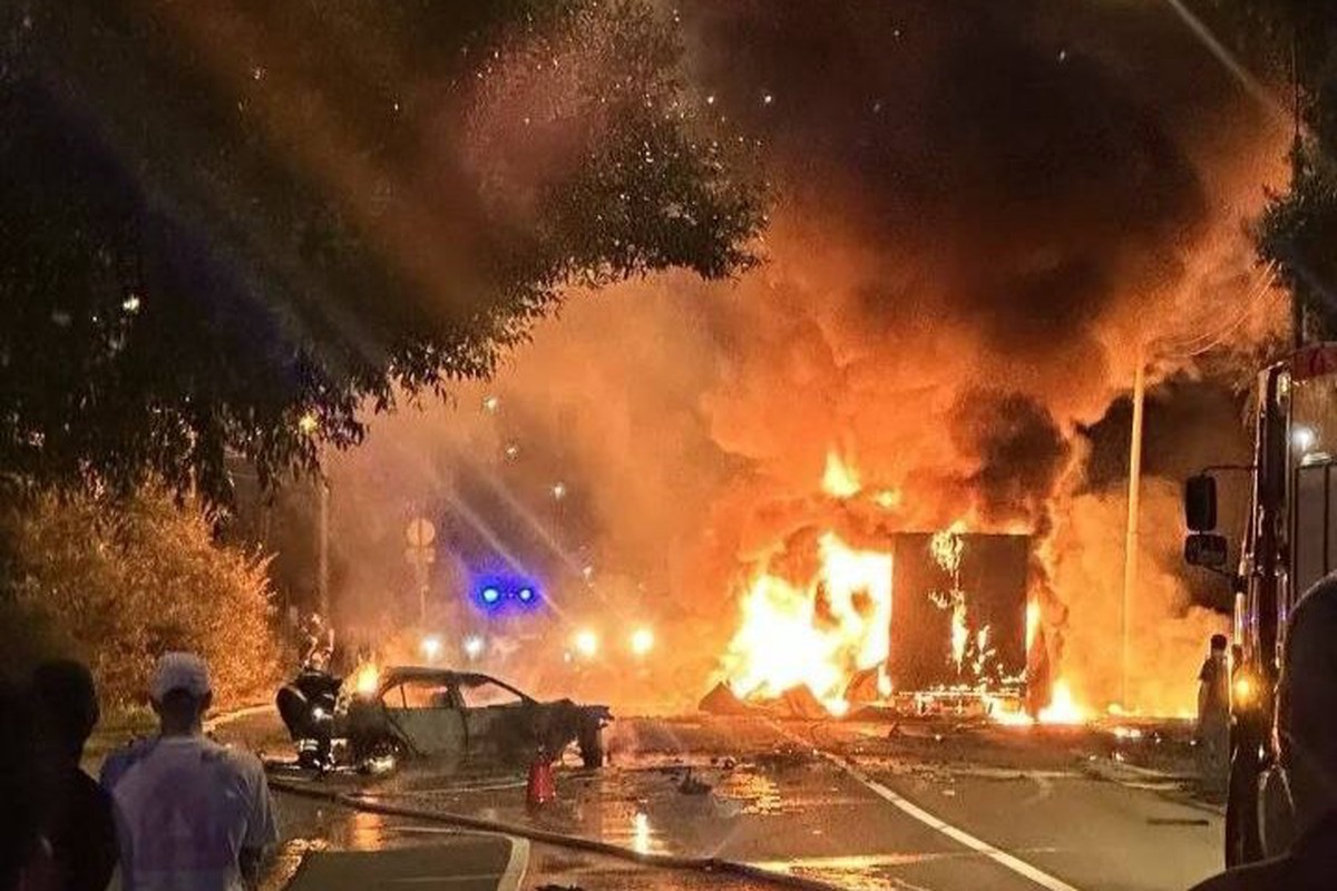 Легковушка и фура загорелись после аварии в Новой Москве