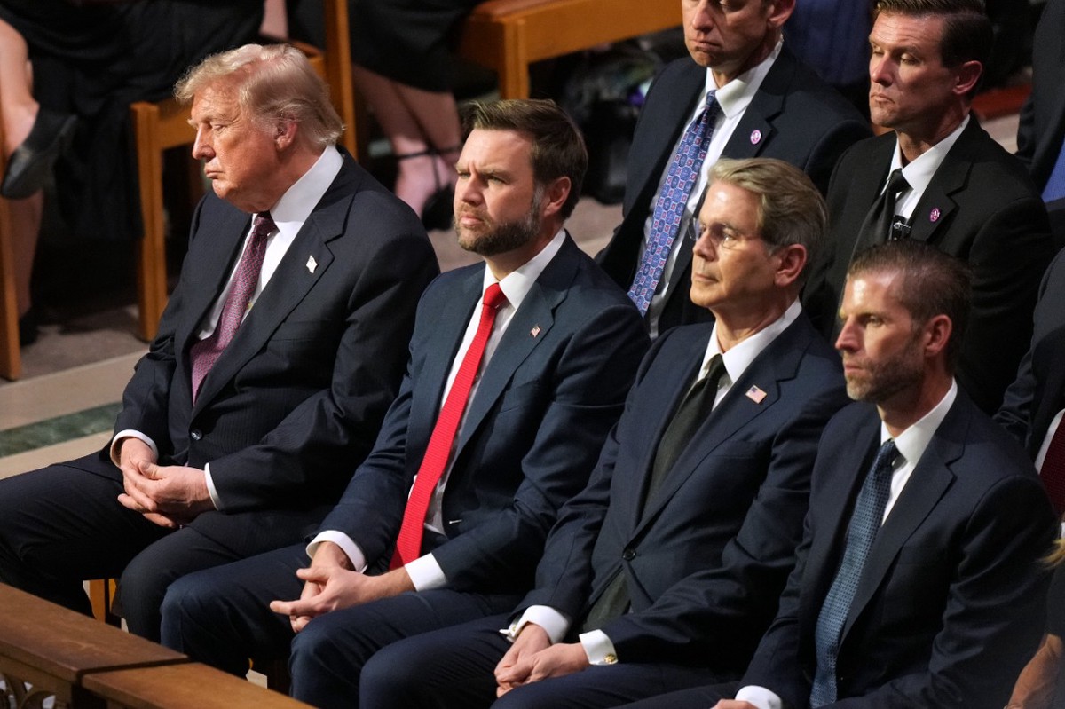 Трамп заснул на церемонии прощания с Грэмом*