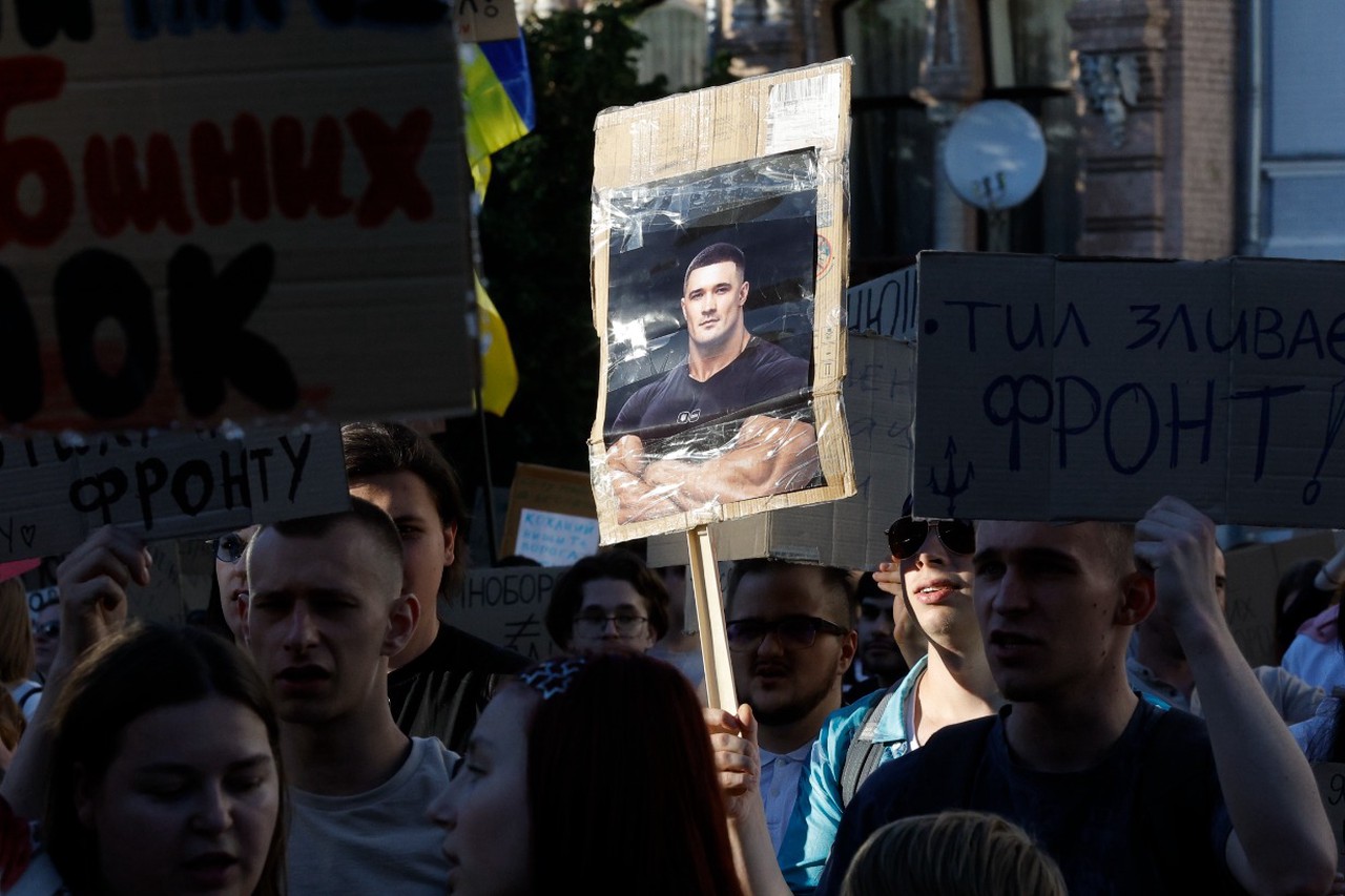 «Шило на мыло». Зеленский уволил Сырского: что известно о новом главкоме ВСУ, ждать ли перемен на СВО