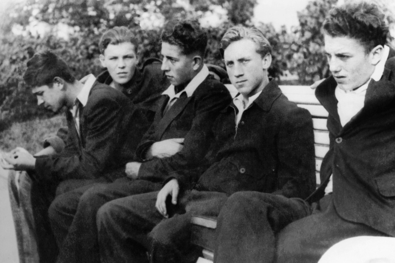 Фото © Роман Денисов / ТАСС / Владимир Высоцкий (второй справа) с одноклассниками, 1955 год