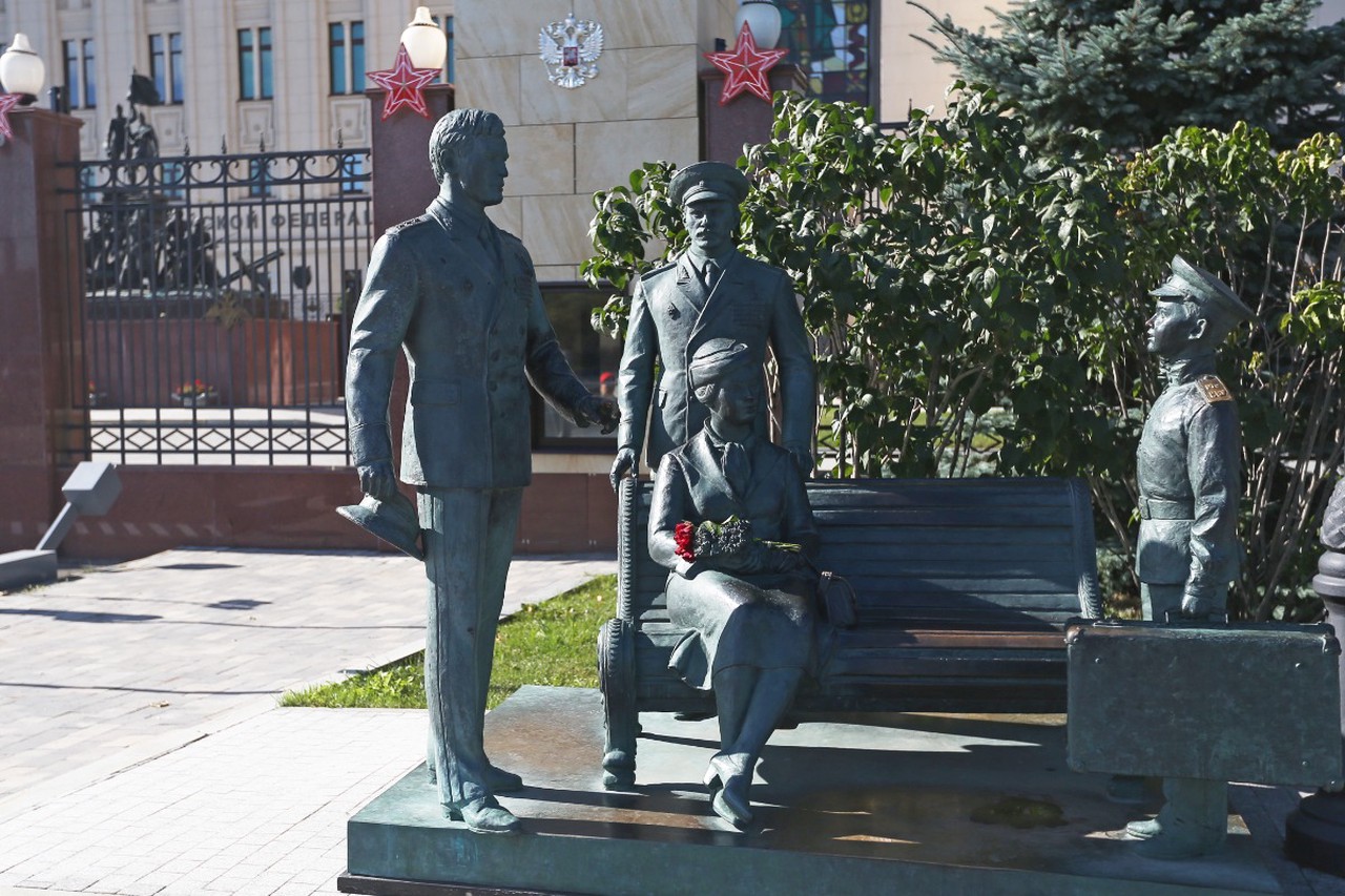 Вырезанный ГУЛАГ, настоящие шрамы и чудо в прокате: неожиданные факты о фильме «Офицеры»