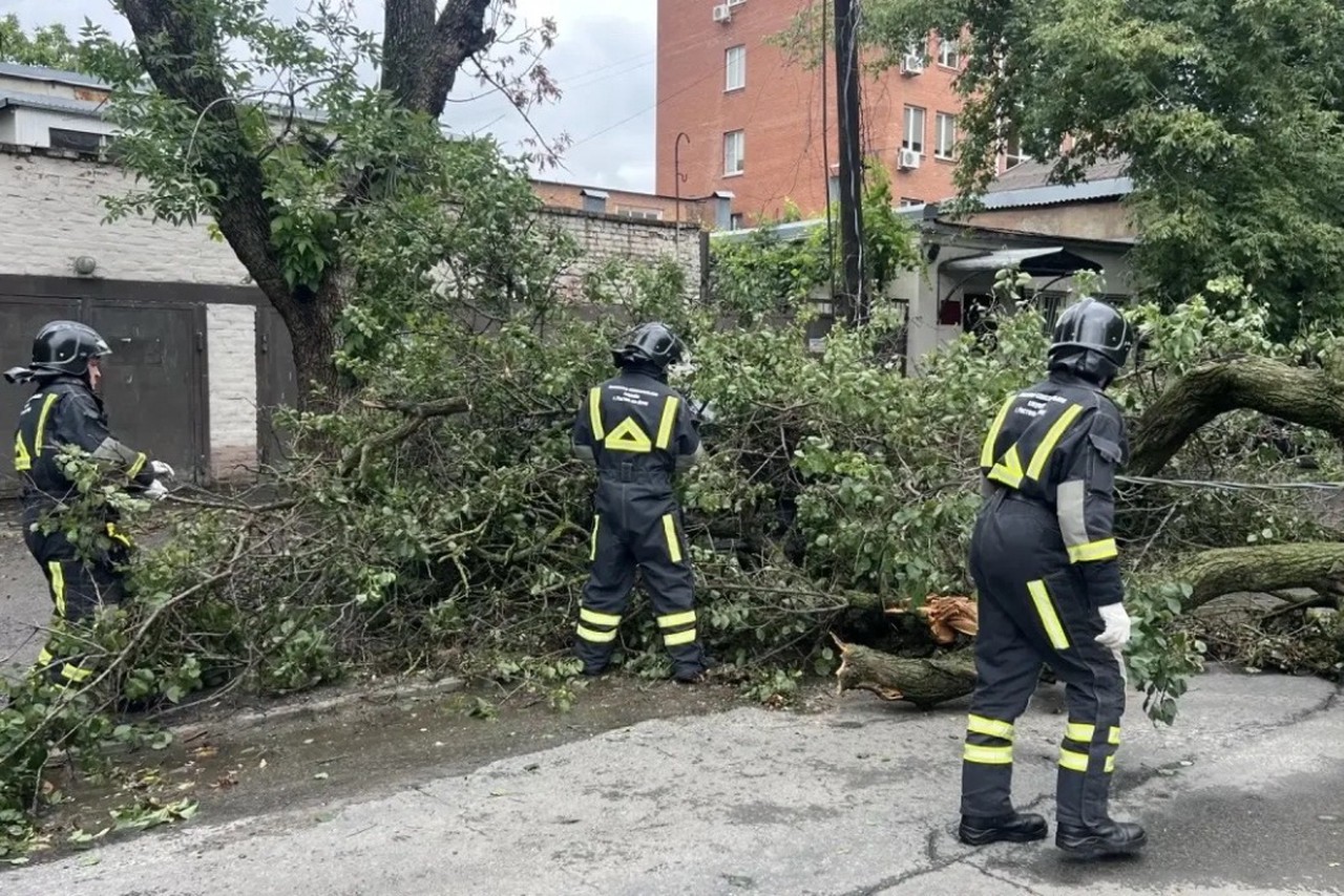 Мощный ураган обрушился на Ростовскую область: блэкаут, погибшие, разрушения
