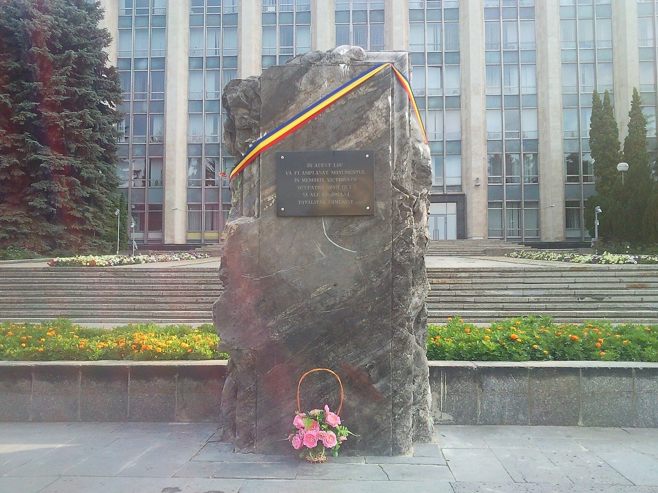 Кишинев рвет связи с Москвой: снос памятников, выход из СНГ и тайный договор с Киевом