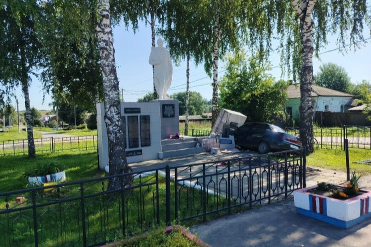 Водитель протаранил памятник ветеранам ВОВ и скрылся