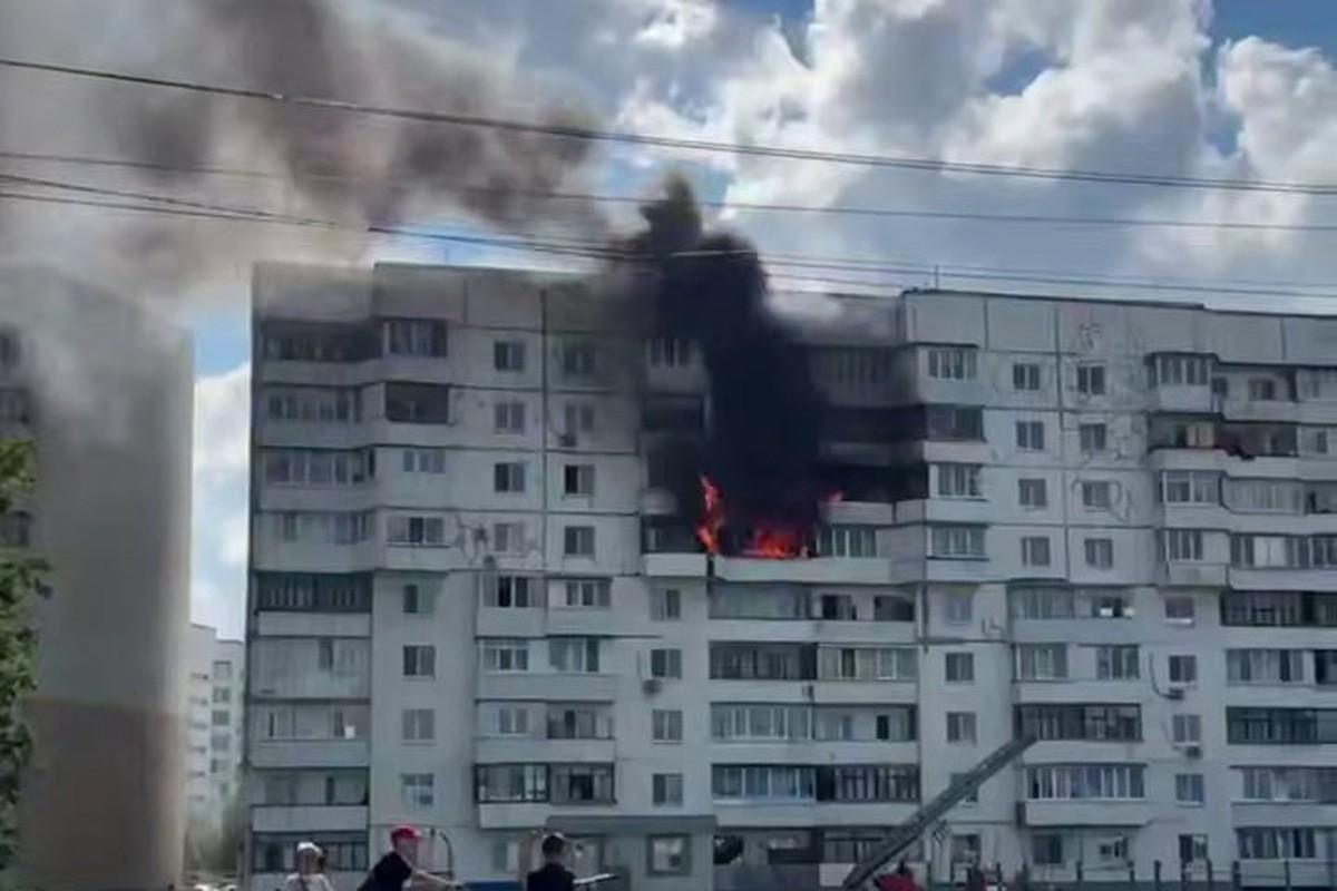 Мощный пожар вспыхнул в многоэтажке в Уфе