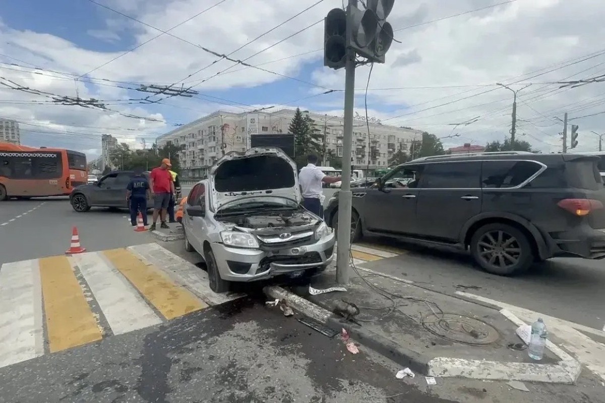 Водитель протаранил толпу пешеходов в Омске