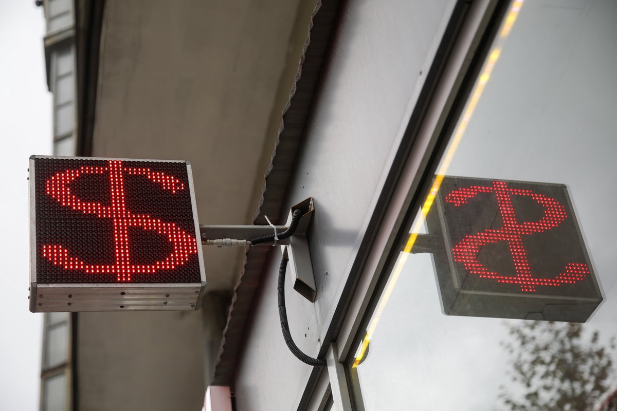 Доллар показал неожиданный рост на торгах