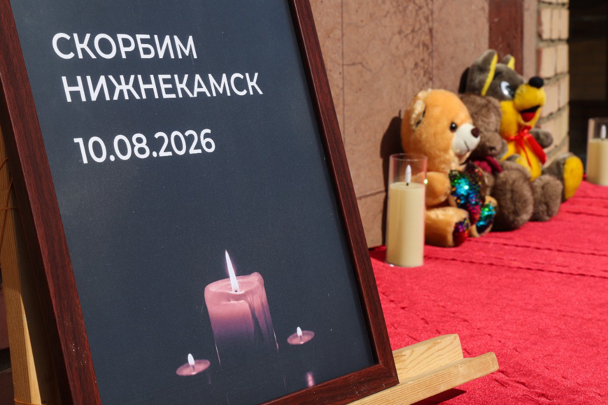 Цветы и мягкие игрушки несут к стихийному мемориалу в Нижнекамске