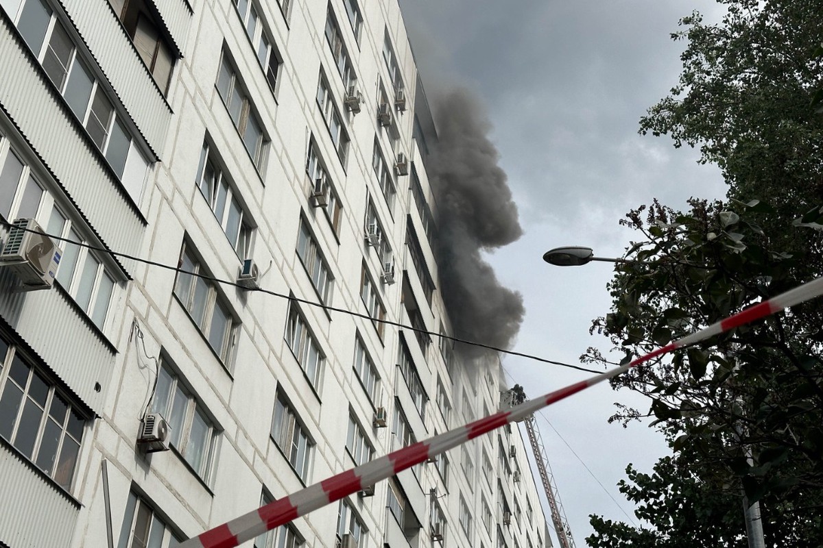 Огонь охватил квартиру в центре Москвы