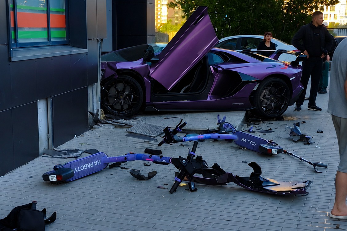Фиолетовый Lamborghini вдребезги разбился после удара о дом