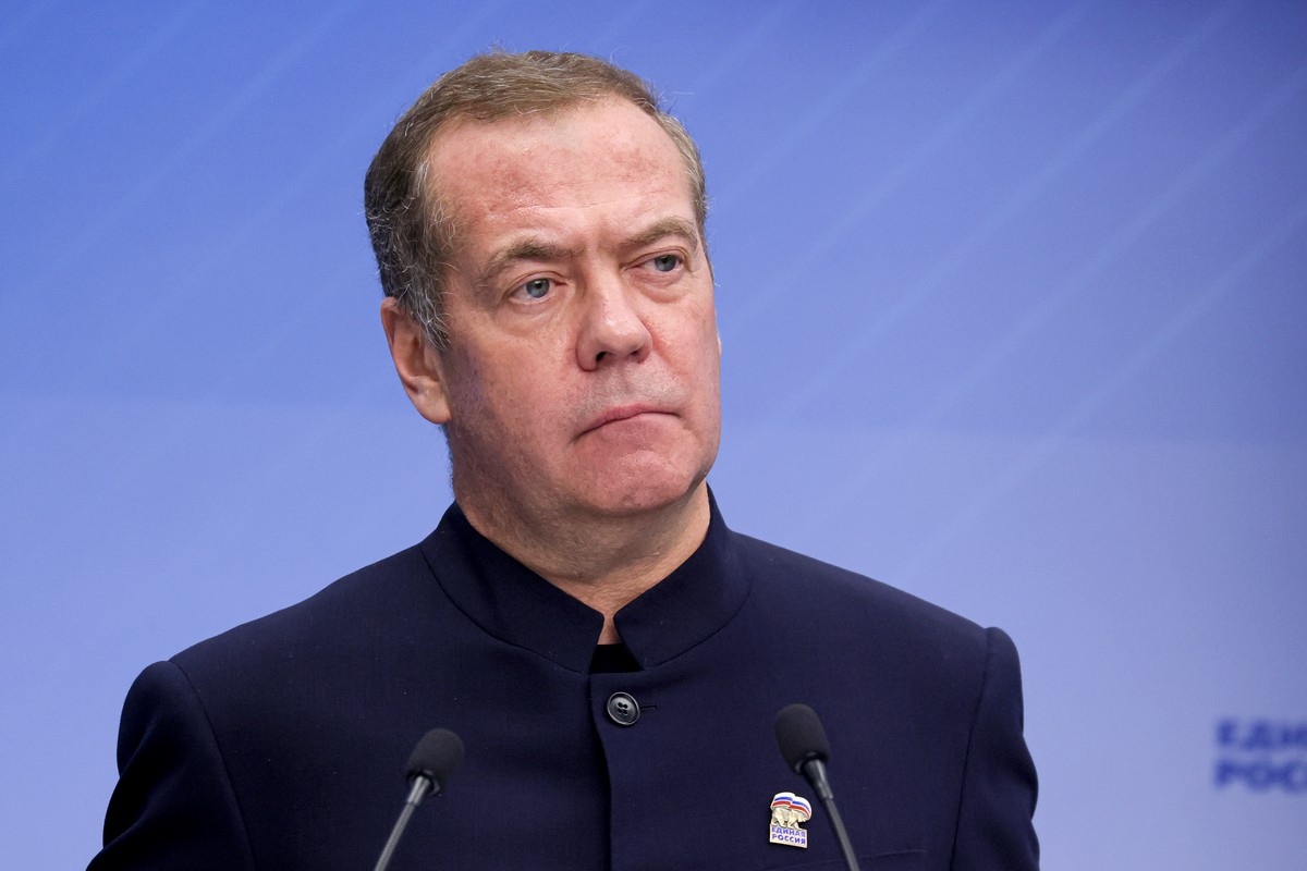 Медведев пригрозил Западу ответом за поставки оружия Киеву