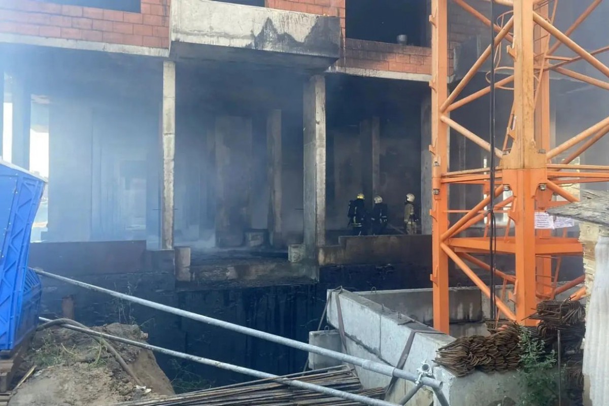 Восемь человек пострадали при пожаре в строящемся доме