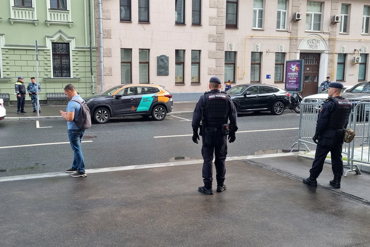 Десятки человек задержали у здания ВС во время заседания о снятии «Яблока»