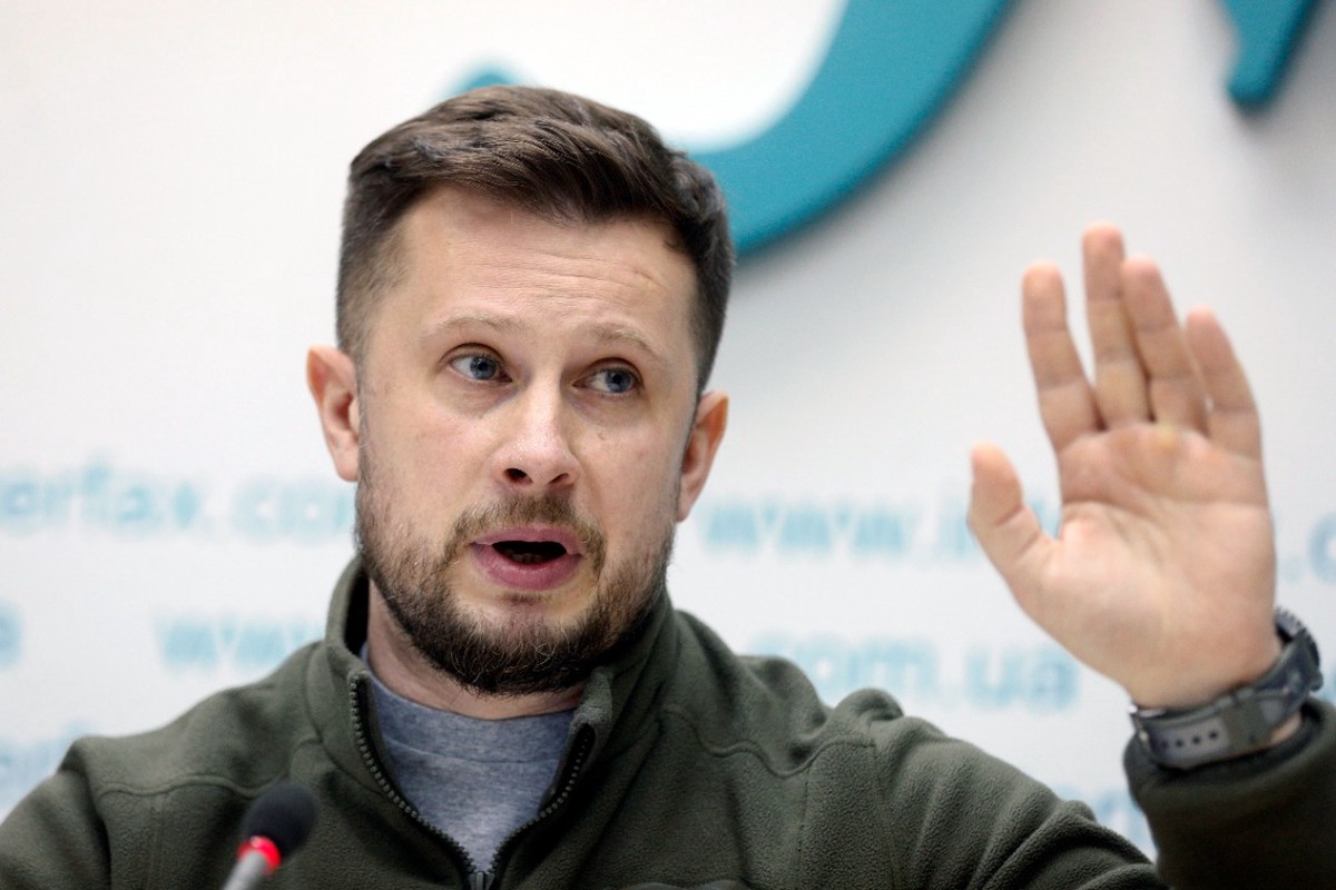 Родителям основателя «Азова»* принесли букеты с траурными лентами