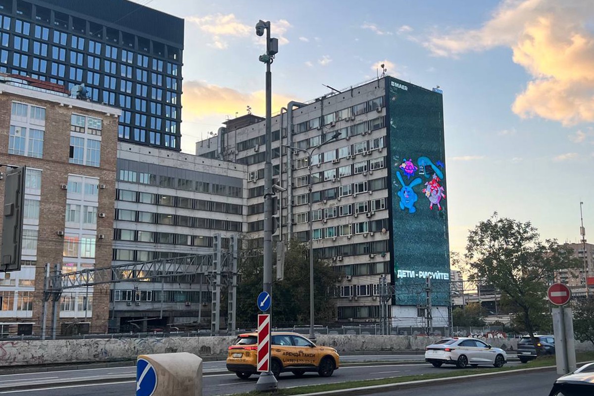 Гигантские смешарики в Москве поддержали девочку из Болохова