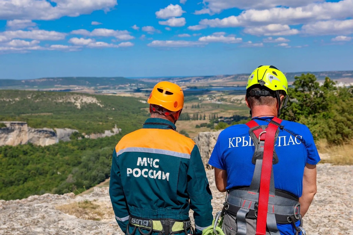 Спасатели завершили поиски туристов в крымской пещере