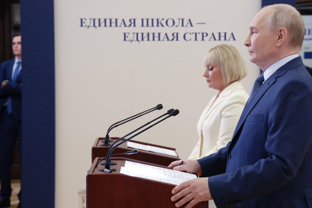 Путин предупредил школьников об инфомусоре в Сети