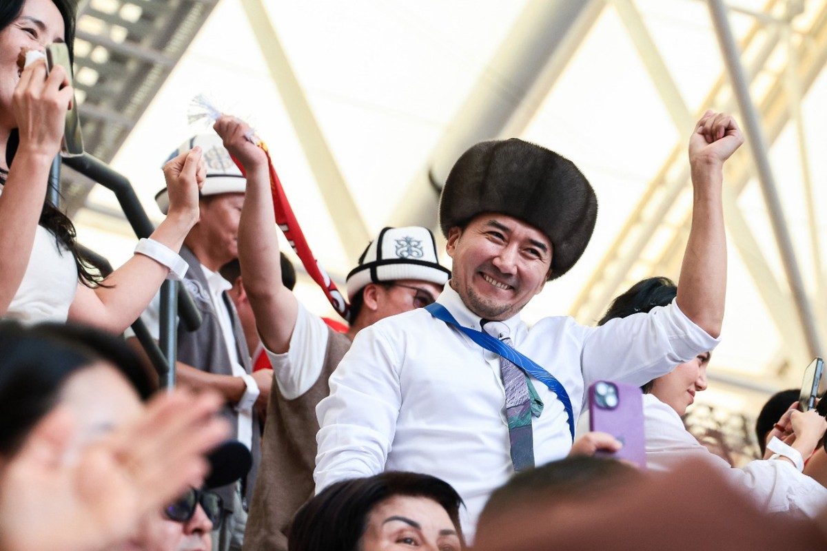 Путина угостили баурсаком с медом и подарили ему барса