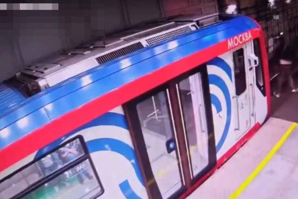 Пьяный москвич едва не погиб в метро из-за наушника