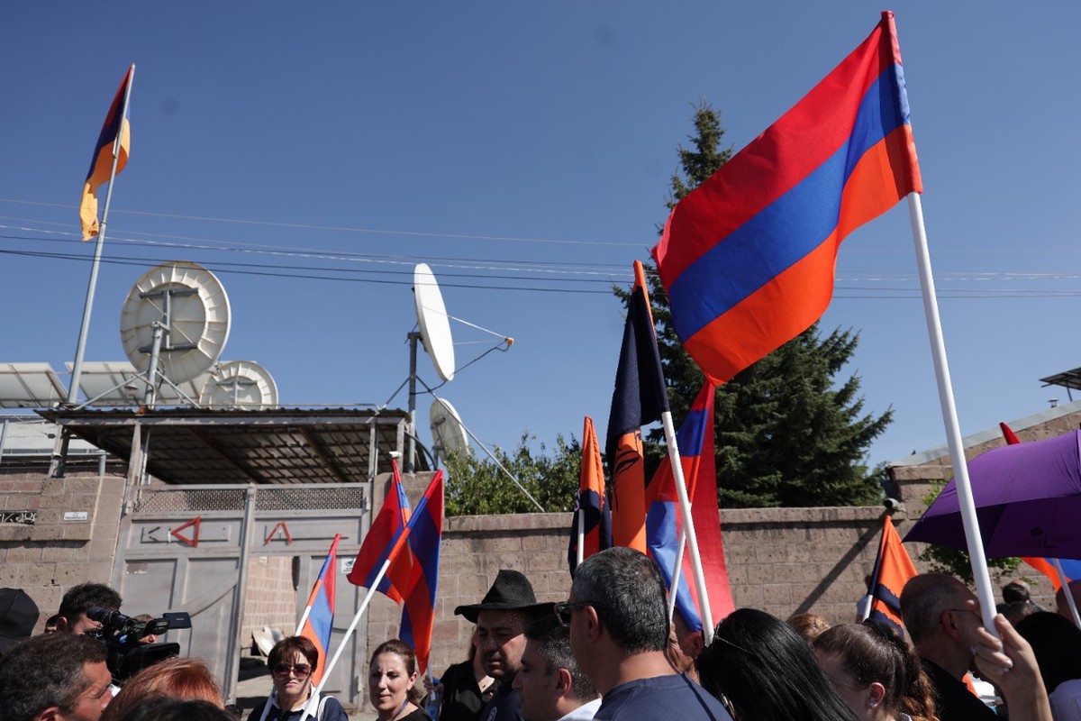 «Продадут и глазом не моргнут»: Пашинян бьется в истерике из-за базы в Гюмри, как ответит Россия?