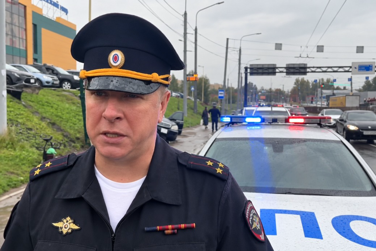 Иномарка протаранила остановку с людьми в Ярославле