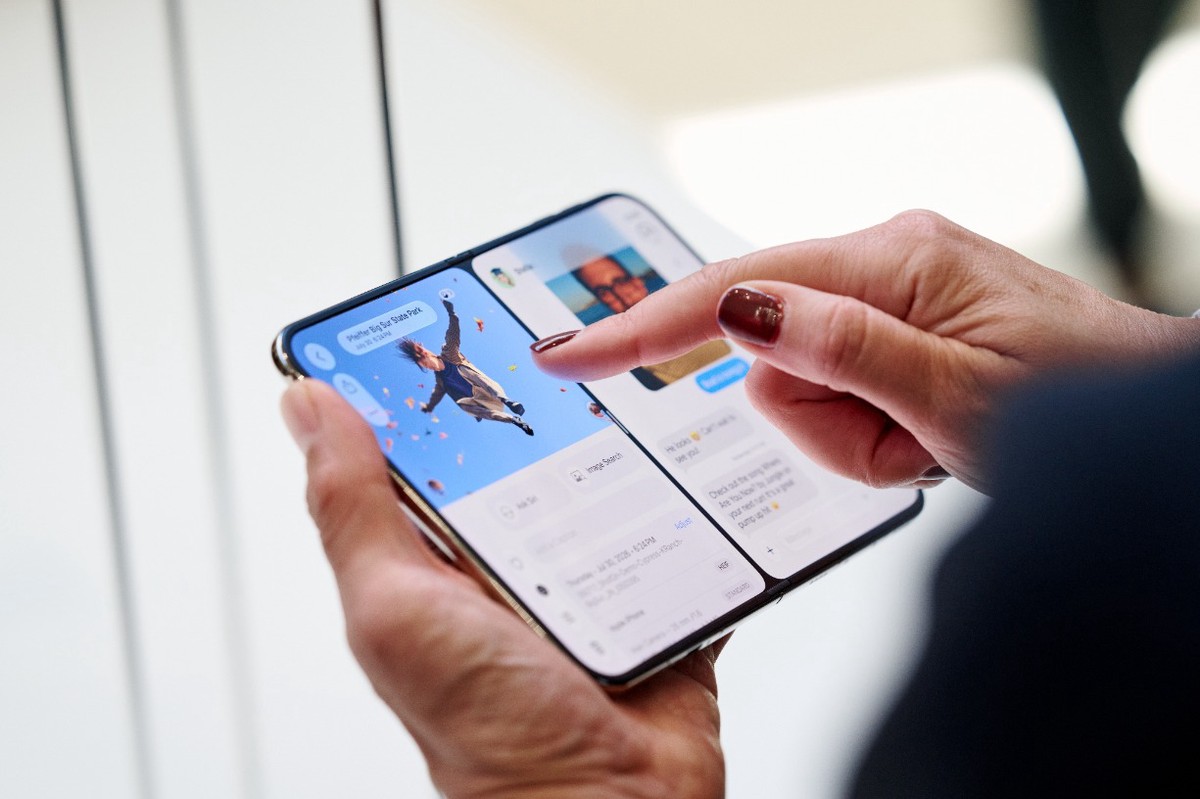 Техноблогер поставил на место хейтеров нового складного iPhone Duo