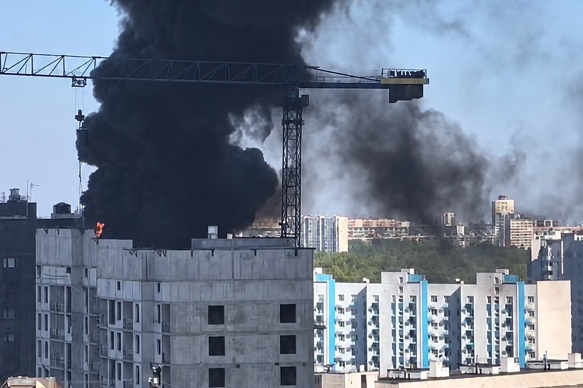 Сильный пожар произошел в новостройке на юге Москвы