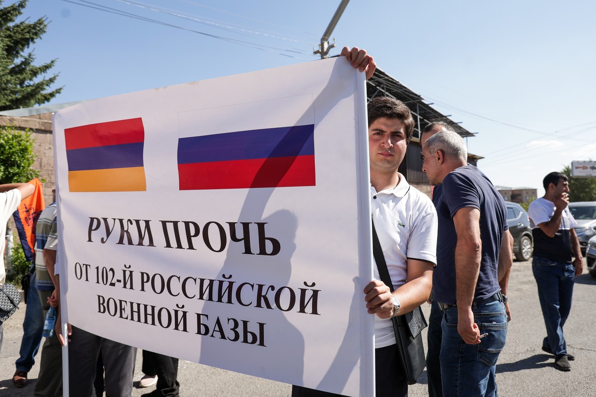 Армения высказалась о возможном уходе российских военных из Гюмри